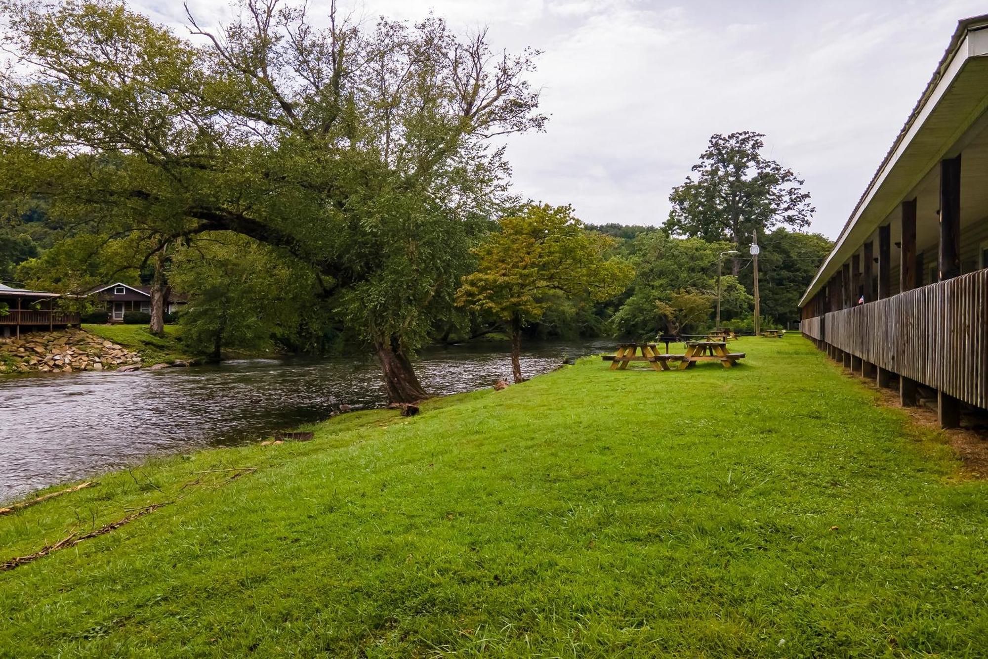 Lloyd'S On The River Country Inn By Oyo Bryson City Ngoại thất bức ảnh